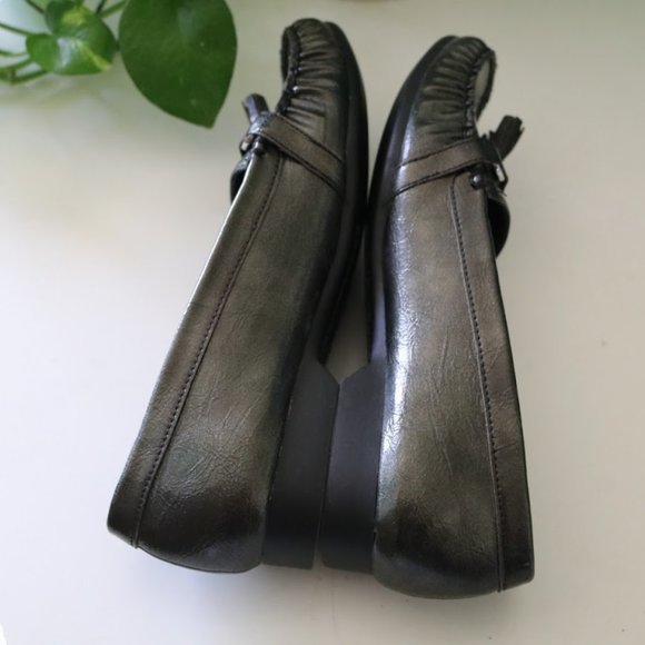 Life Stride ‘TRANSIT’ Faux Leather Tassel Loafers - Picture 9 of 14